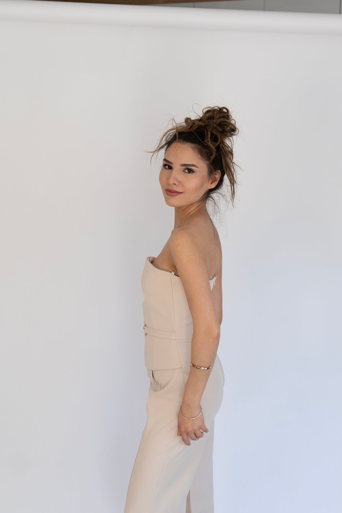 Krem gold detay kemerli tulum