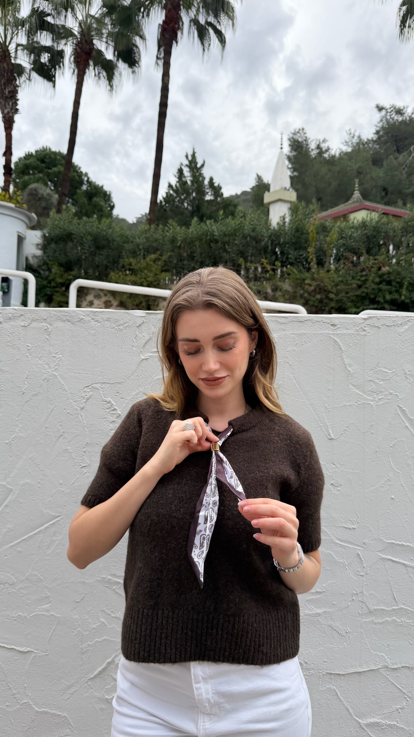 fular detaylı triko kazak