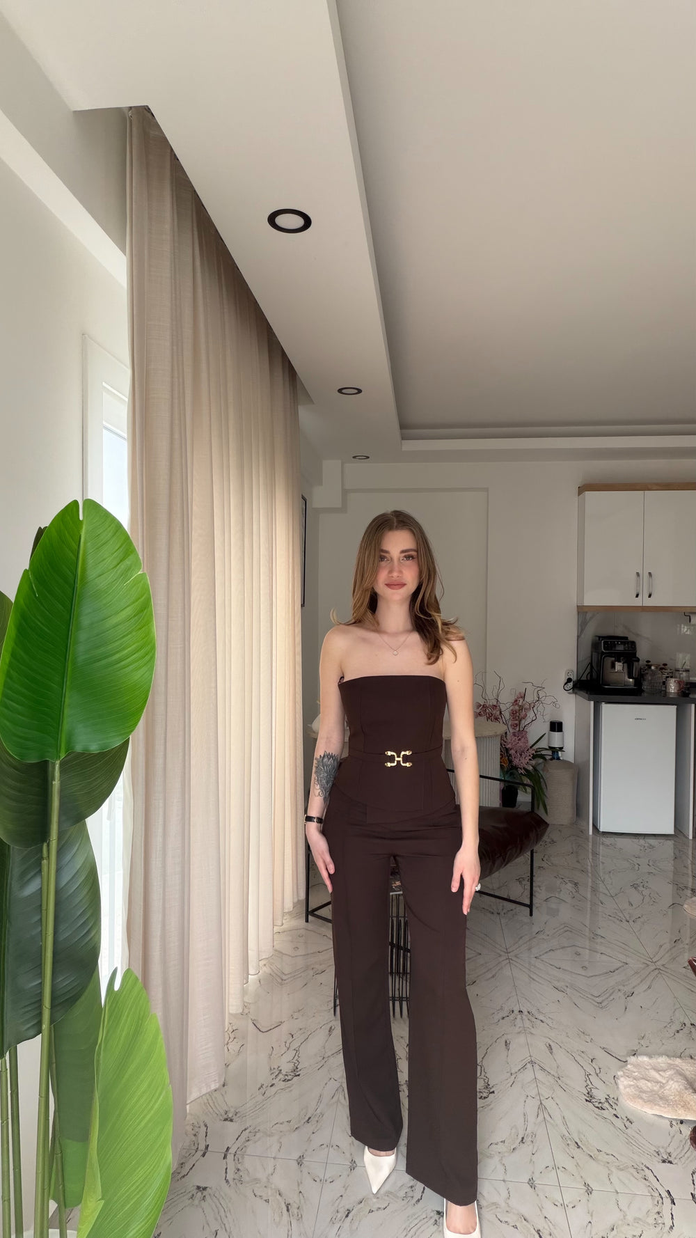 Gold kemerli rahat kesim tulum – görsel 2
