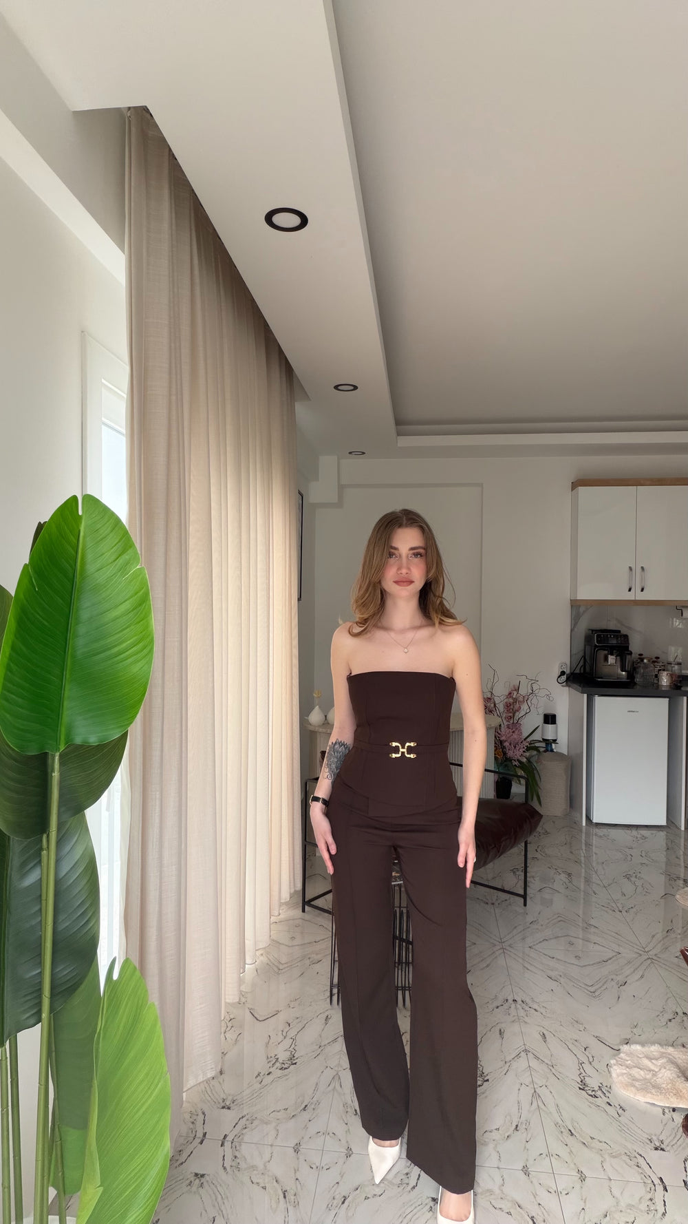 Gold kemerli rahat kesim tulum – görsel 3