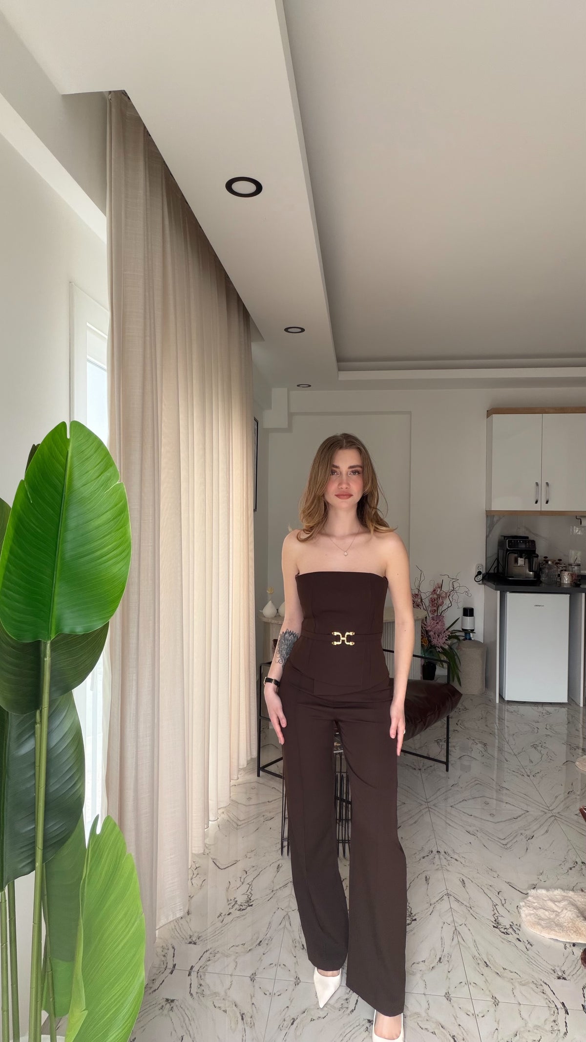 Gold kemerli rahat kesim tulum – görsel 3