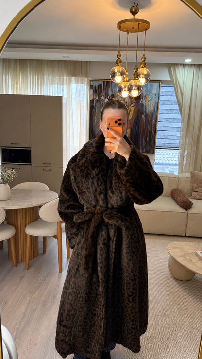 Kuşaklı oversize leopar peluş kürk – görsel 3