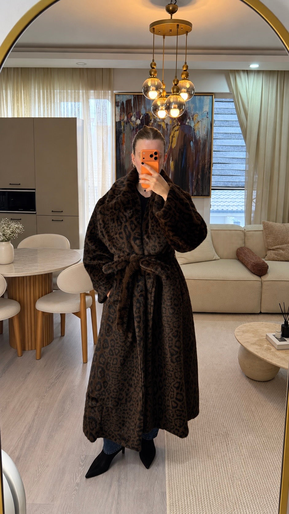 Kuşaklı oversize leopar peluş kürk – görsel 4