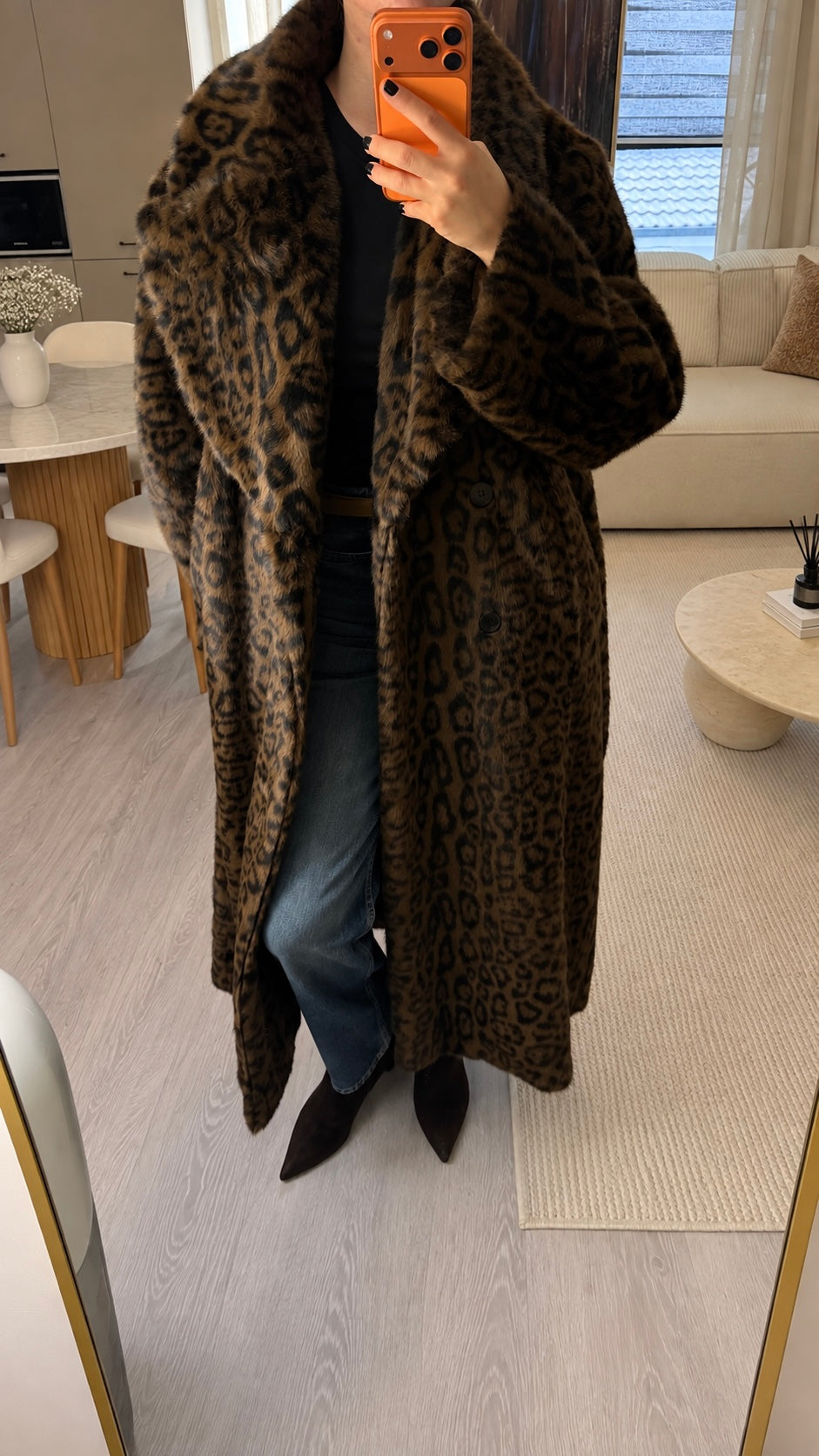 Kuşaklı oversize leopar peluş kürk – görsel 5